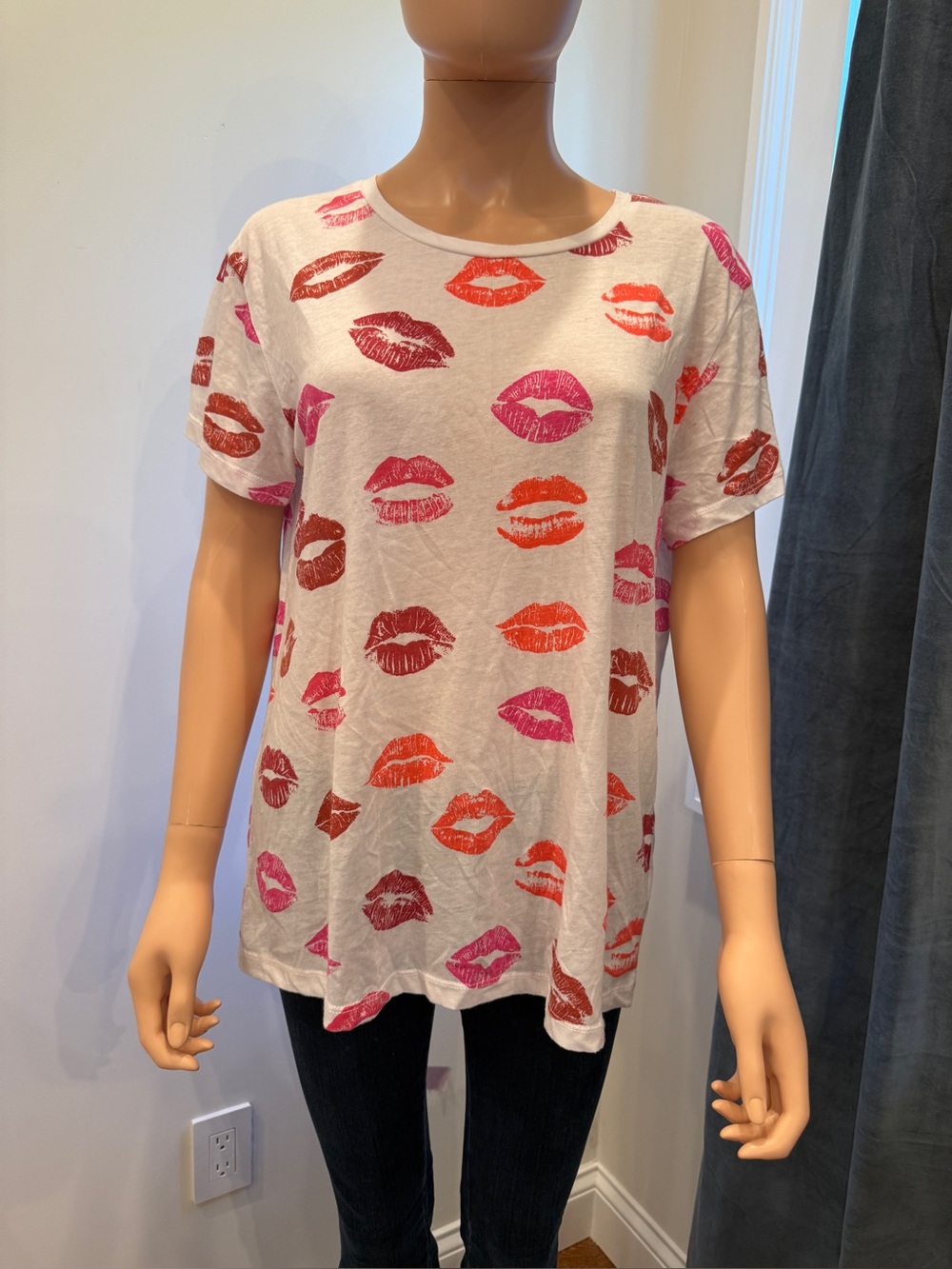 White Chaser Tee with Pink, Red, & Orange Lip Prints Size L